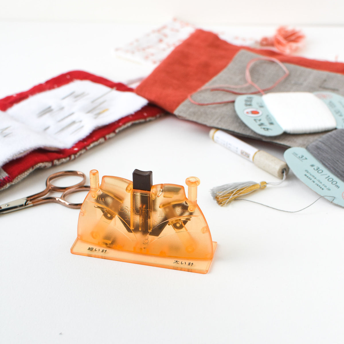 美品　Needles ストレート　アイボリー×レッド SE-8B Spiral Eye Needle for Beading - The Needle Lady