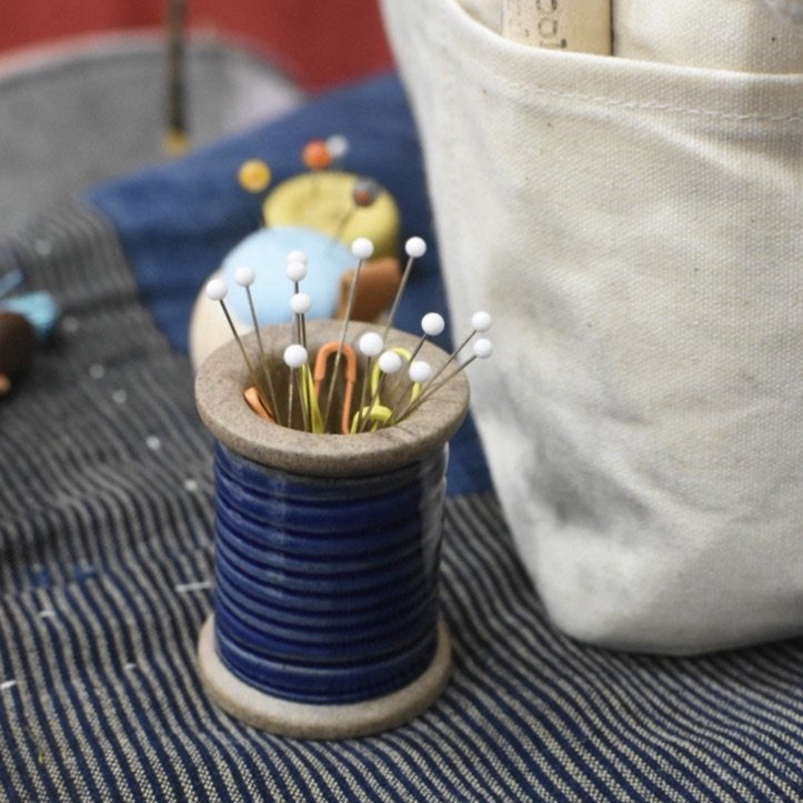 Magnetic Spool Pin Holder, Gray