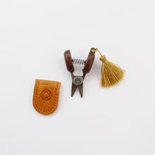Cohana mini snips, yellow tassel, leather case