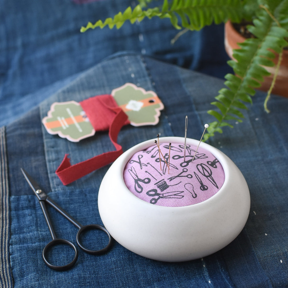 Quintessential Pin Cushion, Taffy Pink scissors