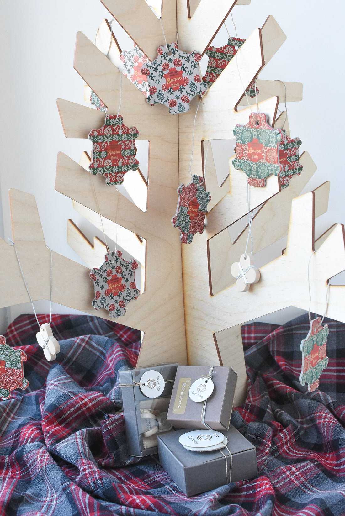 Thread Winders - Christmas Wallpaper