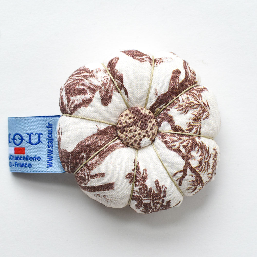 Pin Cushion, Abreuvoir brown